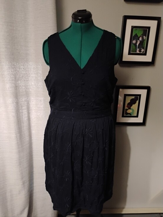 LOFT Dresses & Skirts - Embroidered Sleeveless Navy V-Neck Midi Dress by Loft Sz 12